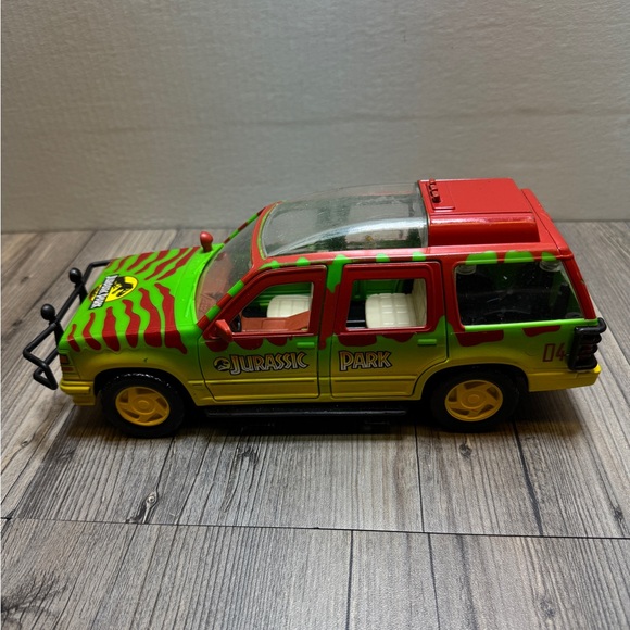 Ford Explorer "Jurassic Park" 1993 Collectible Movie 1/32 Diecast Model Toy Car - Picture 3 of 7